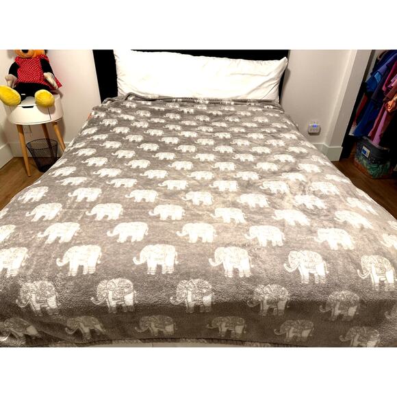 Berkshire Blanket Gray Elephant Plush Oversized Throw 58x84 Embossed New England - Picture 1 of 6